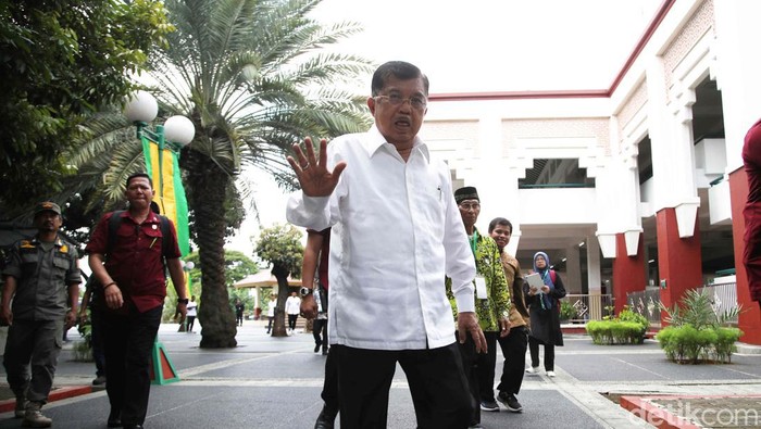 Jelang Ramadan, aksi bersih-bersih dilakukan di Masjid Akbar Kemayoran, Jakarta Pusat, Rabu (6/3/2024). Kegiatan ini turut dihadiri Ketum DMI Jusuf Kalla.