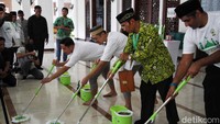 Artis Irfan Hakim turut hadir dan melakukan aksi bersih-bersih.  