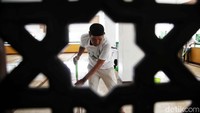Kegiatan membersihkan masjid ini dalam rangka menyambut bulan suci Ramadan.  