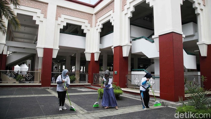 Jelang Ramadan, aksi bersih-bersih dilakukan di Masjid Akbar Kemayoran, Jakarta Pusat, Rabu (6/3/2024). Kegiatan ini turut dihadiri Ketum DMI Jusuf Kalla.