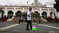 Sejumlah warga membersihkan Masjid Akbar Kemayoran, Jakarta Pusat, Rabu (6/3/2024).