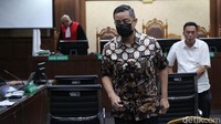 Juliari meninggalkan ruang sidang usai menjadi saksi kasus korupsi beras bansos di Kemensos pada 2020-2021 dengan terdakwa M Kuncoro Wibowo.