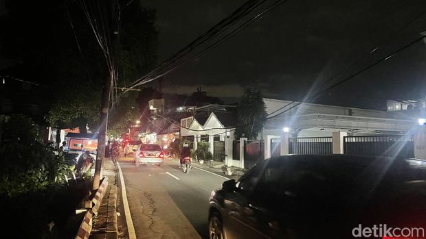 Kabel menjuntai di Jl Warung Jati Timur, Jakarta Selatan, 6 Maret 2024, pukul 19.30 WIB. (Danu Damarjati/detikcom)