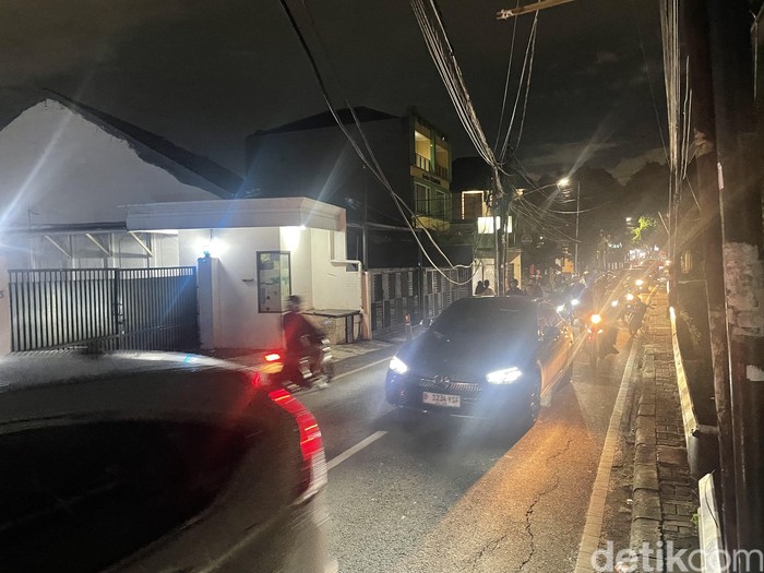 Kabel menjuntai di Jl Warung Jati Timur, Jakarta Selatan, 6 Maret 2024, pukul 19.30 WIB. (Danu Damarjati/detikcom)
