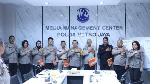 Kabid Humas Polda Metro Jaya Kombes Ade Ary Syam Indradi memberikan penghargaan kepada 5 personel humas terbaik.
