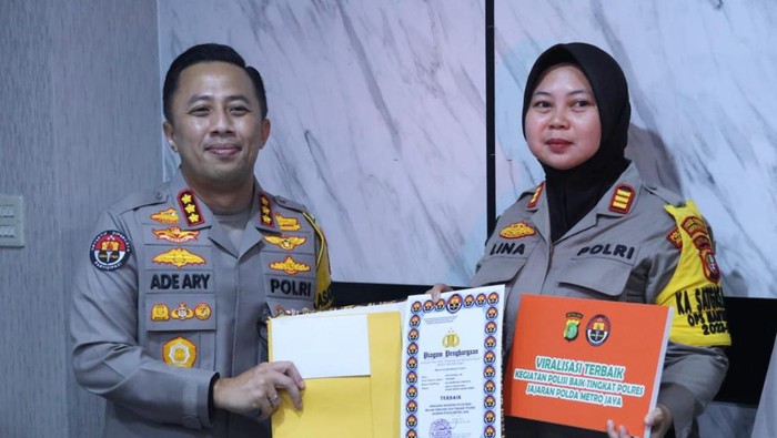 Kabid Humas Polda Metro Jaya Kombes Ade Ary Syam Indradi memberikan penghargaan kepada 5 personel humas terbaik.