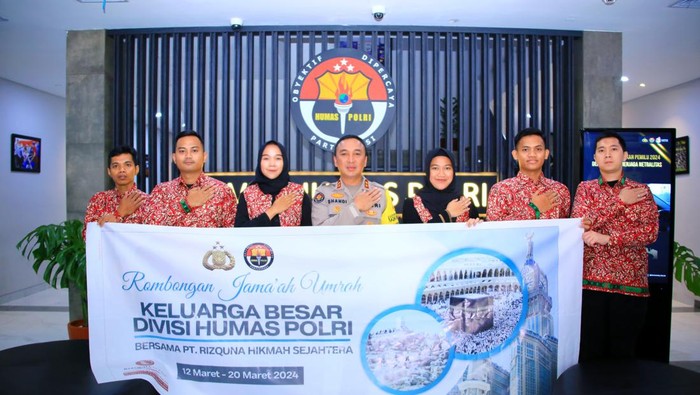 Kadiv Humas Polri Berangkatkan 7 Anggotanya Umrah ke Tanah Suci