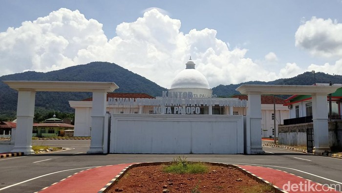 Kantor DPRD Kota Palopo.