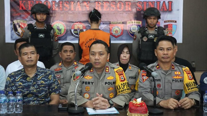 Kapolres Sinjai AKBP Fery Nur Abdullah melaksanakan konfrensi pers penangkapan anak kades pemicu demo ricuh di KPU Sinjai.