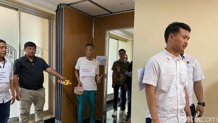 Kim Dal Joong sempat melakukan perlawanan saat petugas Rudenim Imigrasi Jakbar, Tri Fattah Firdaus dicari-cari temannya.