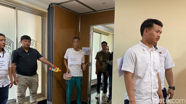 Kim Dal Joong sempat melakukan perlawanan saat petugas Rudenim Imigrasi Jakbar, Tri Fattah Firdaus dicari-cari temannya.