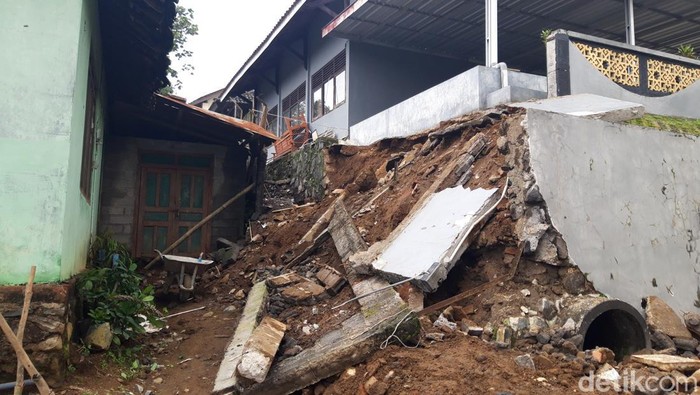 Kondisi talut pagar SMP Negeri 1 Gladagsari, Boyolali yang longsor, Rabu (6/3/2024).
