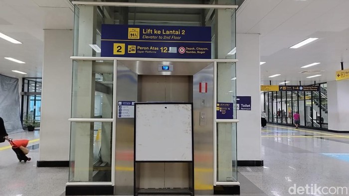 Kondisi tangga menuju peron 11-12 Stasiun Maggarai.