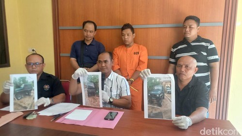 Konferensi pers pengungkapan kasus pencurian mobil dengan tersangka Komang Agus Juniarta alias Mang Agus di Polres Buleleng, Bali, Rabu (6/3/2024). (Foto: Made Wijaya Kusuma/detikBali)