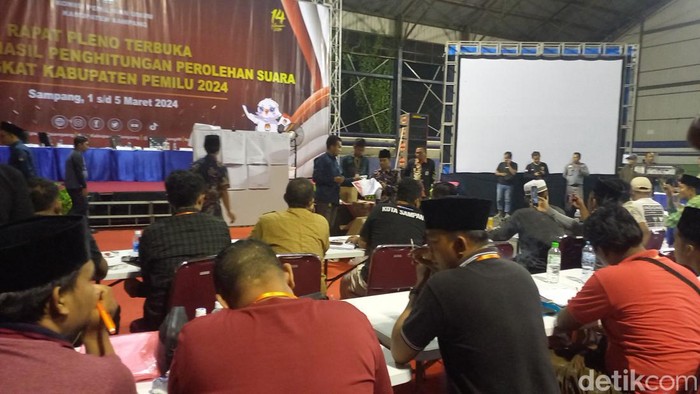 KPU Sampang menuntaskan rekapitulasi perolehan suara Pemilu 2024 tingkat kabupaten.