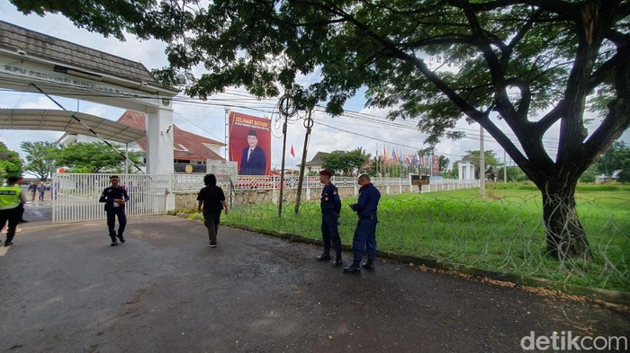 KPU Sumsel dipasang kawat berduri dan dijaga polisi.