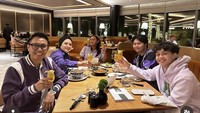Rayakan ulang tahun anaknya, Eko dan keluarganya kompak memakai pakaian serba ungu untuk acara makan malam bersama. Foto: Instagram @ekopatriosuper