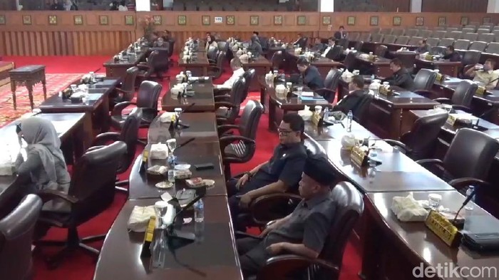 Kursi anggota DPRD Jambi banyak kosong dalam paripurna.