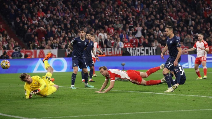 MUNICH, GERMANY - MARCH 05: Harry Kane of Bayern Munchen scores to give the side a 1-0 lead during the UEFA Champions League 2023/24 round of 16 second leg match between FC Bayern München and SS Lazio at Fussball Arena Munchen on March 05, 2024 in Munich, Germany. (Photo by Jonathan Moscrop/Getty Images)