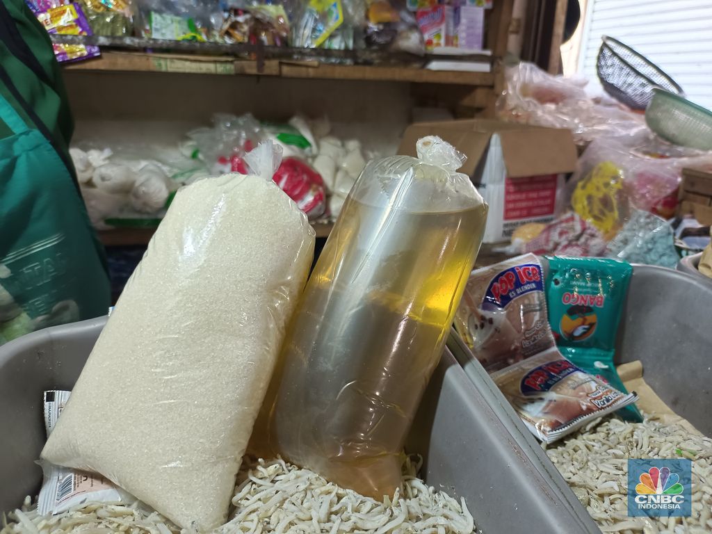 Lima hari menjelang Puasa Ramadan, harga sejumlah bahan pokok penting terpantau stabil tinggi, setelah mengalami kenaikan sejak satu bulan lalu.  (CNBC Indonesia/Martya Sari)