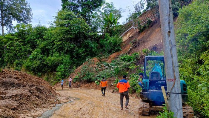 Longsor dibersihkan tim BPBD OKU Selatan dan pihak terkait lainnya.