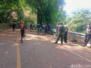 Jalur Penghubung Majalengka-Kuningan Putus Tertutup Longsor