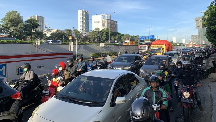 Macet karena proyek galian di Jalan TB Simatupang