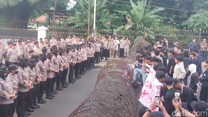 Mahasiswa demo di sekitar Istana Bogor, Rabu (6/3/2024) sore ini. Arus lalu lintas ditutup sementara.