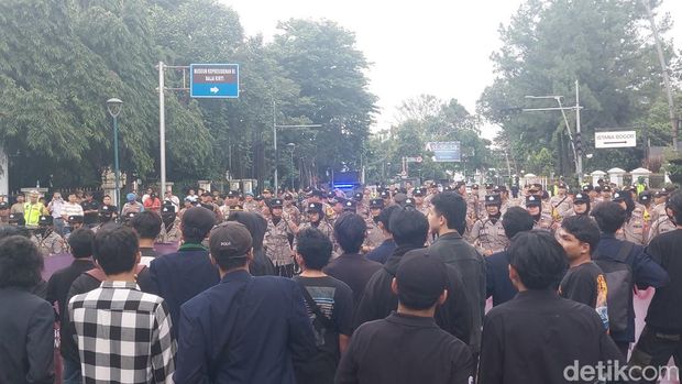 Mahasiswa demo di sekitar Istana Bogor, Rabu (6/3/2024) sore ini. Arus lalu lintas ditutup sementara.