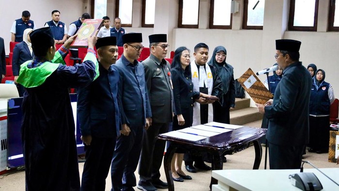 Wali Kota Makassar Danny Pomanto melantik 4 pejabat baru di Dinas Dukcapil.