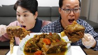 Setahun yang lalu, Jisun pernah memasak tengkleng khas Solo untuk ibu dan ayahnya. Ia menggunakan iga kambing berukuran besar, tengkleng itu membuat orang tuanya bersemangat makan. Foto: YouTube Hari Jisun