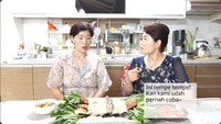 Jisun juga jago membuat nasi liwet lho! Bahkan, nasi liwetnya ini dilengkapi dengan tempe, ikan goreng, sambal, dan sayur asem. Foto: YouTube Hari Jisun