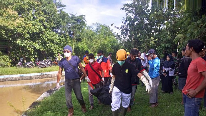 Proses evakuasi jenazah di Desa Sugihan, Kecamatan Bendosari, Kabupaten Sukoharjo, Rabu (6/3/2024).