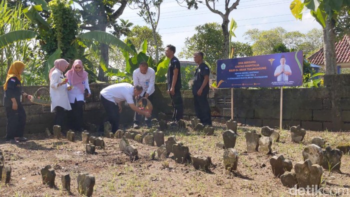 Megengan dan ziarah kubur di pemakaman Mr X Tulungagung