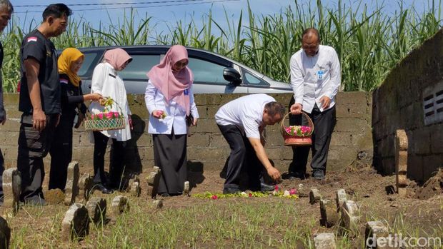 Megengan dan ziarah kubur di pemakaman Mr X Tulungagung