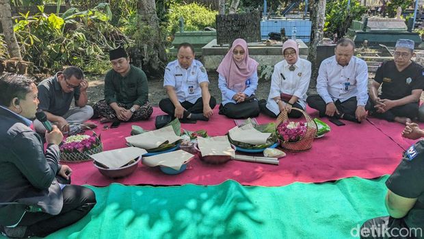 Megengan dan ziarah kubur di pemakaman Mr X Tulungagung