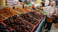 Sejumlah pengunjung sedang berbelanja kurma di salah satu kios Pasar Tanah Abang, Jakarta, Rabu (6/3/2024).