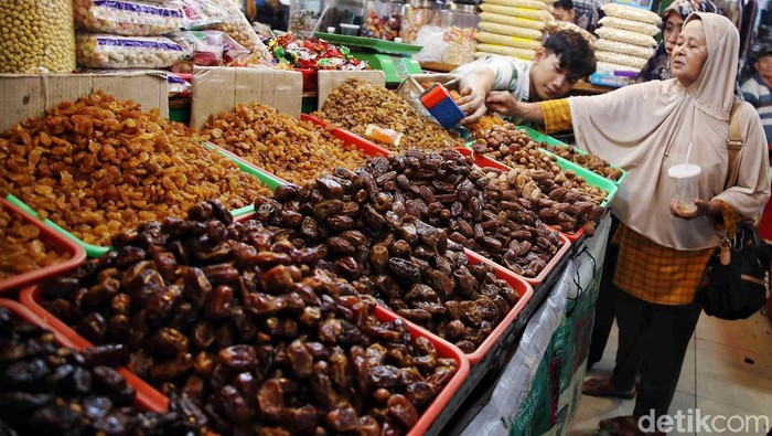 Melihat Penjualan Kurma Pasar Tanah Abang di Tengah Seruan Boikot Produk Israel Menjelang Ramadan, penjualan kurma di Pasar Tanah Abang meningkat. Peningkatan penjualan itu terjadi di tengah ajakan boikot kurma Israel.