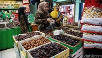 Pedagang di Tanah Abang mengaku dibanjiri pertanyaan dari pelanggan tentang asal kurma yang dijual.