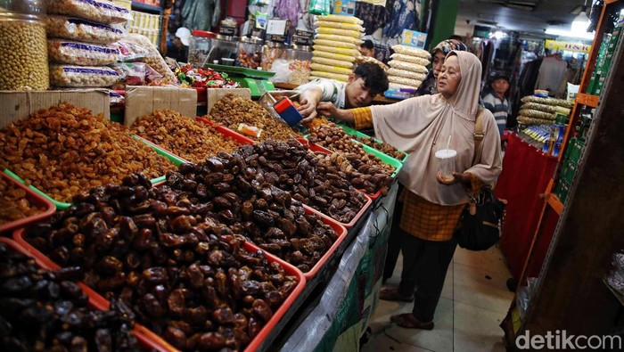 Menjelang Ramadan, penjualan kurma di Pasar Tanah Abang meningkat, Rabu (6/3/2024) Peningkatan penjualan itu terjadi di tengah ajakan boikot kurma Israel.