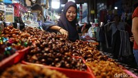 Para pedagang di pasar tersebut memastikan tidak ada produk kurma asal Israel yang dijual di tokonya.