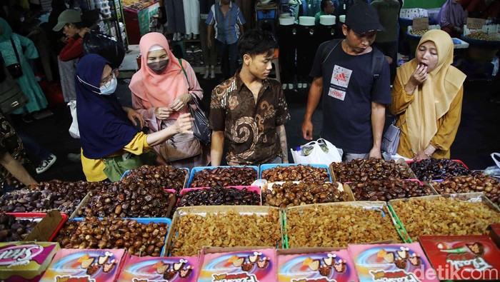 Menjelang Ramadan, penjualan kurma di Pasar Tanah Abang meningkat. Peningkatan penjualan itu terjadi di tengah ajakan boikot kurma Israel.