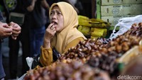 Menjelang Ramadan, pedagang mengaku penjualan kurma mengalami peningkatan omzet hingga 30%.