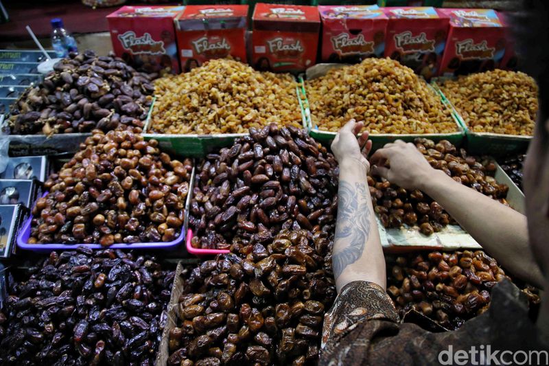 Jelang Ramadhan, penjualan kurma di Pasar Tanah Abang meningkat, Rabu (6/3/2024).Peningkatan penjualan ini terjadi di tengah seruan boikot kurma Israel.