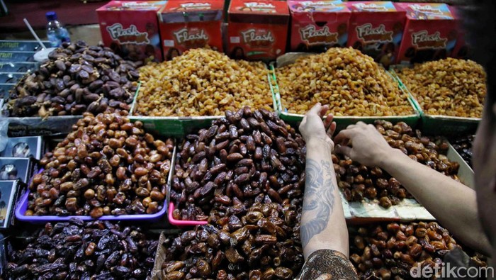 Menjelang Ramadan, penjualan kurma di Pasar Tanah Abang meningkat, Rabu (6/3/2024) Peningkatan penjualan itu terjadi di tengah ajakan boikot kurma Israel.