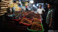 Pusat oleh-oleh haji yang umumnya menjual kurma itu mulai ramai pembeli menjelang bulan Ramadan.