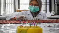 Sama halnya dengan koleksi Museum Wayang, koleksi di Museum Tekstil juga mendapat perawatan.  