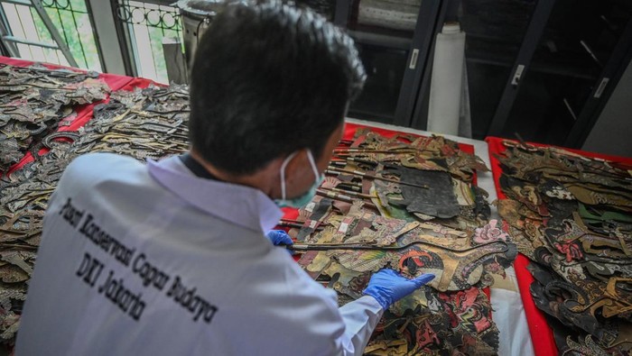 Melihat Perawatan Koleksi Museum Wayang dan Tekstil Petugas Pusat Konservasi Cagar Budaya (PKCB) DKI Jakarta melakukan perawatan pada koleksi Museum Wayang di Jakarta, Selasa (5/3/2024). Perawatan terhadap sejumlah barang yang termasuk dalam kategori objek diduga cagar budaya (ODCB) tersebut bertujuan untuk tetap menjaga keutuhan serta menghindari terjadinya kerusakan karena usia benda. ANTARA FOTO/ Rivan Awal Lingga/Spt.