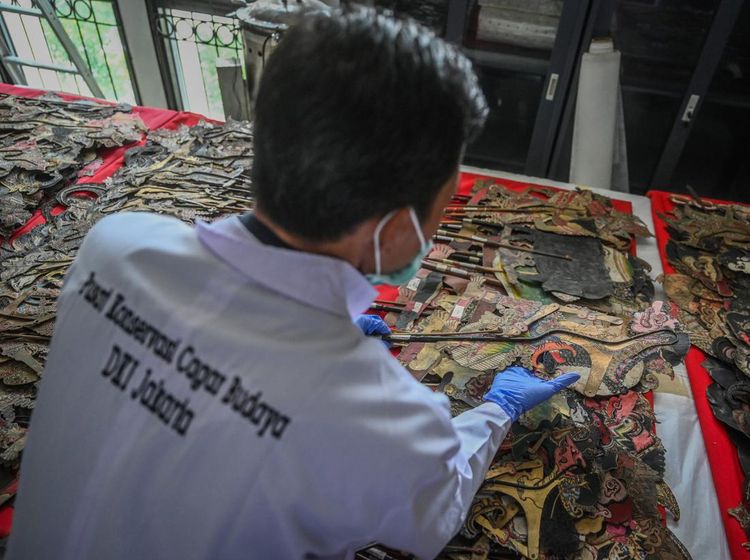 Melihat Perawatan Koleksi Museum Wayang dan Tekstil
