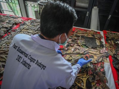 Melihat Perawatan Koleksi Museum Wayang dan Tekstil
